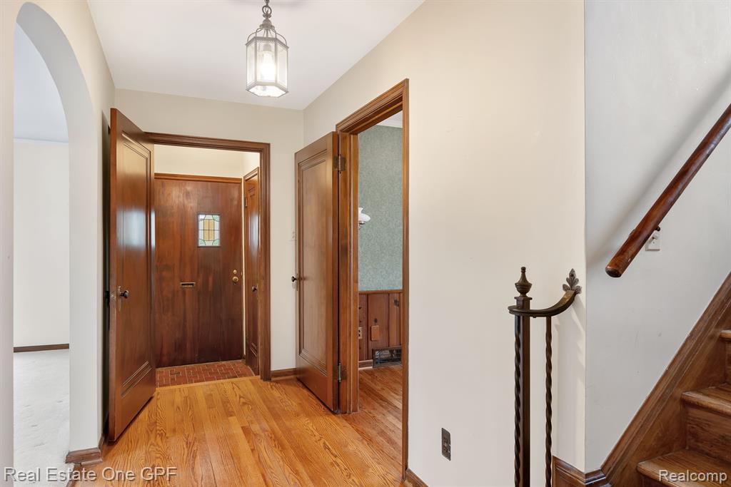879 Roslyn Road Grosse Pointe Woods, MI 48236 - Photo 4 of 39