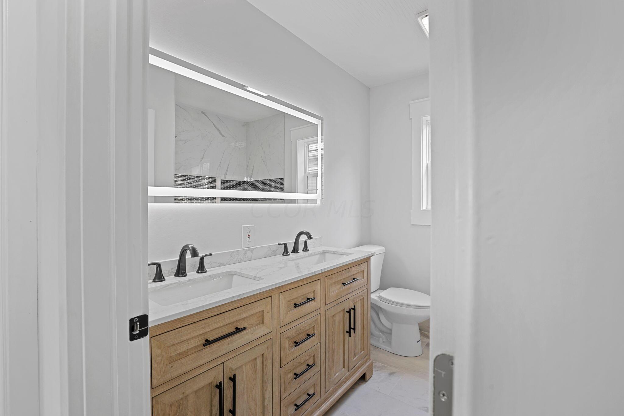 1317 Lockbourne Road Columbus, OH 43206 - Photo 19 of 41 Hallway Full Bathroom