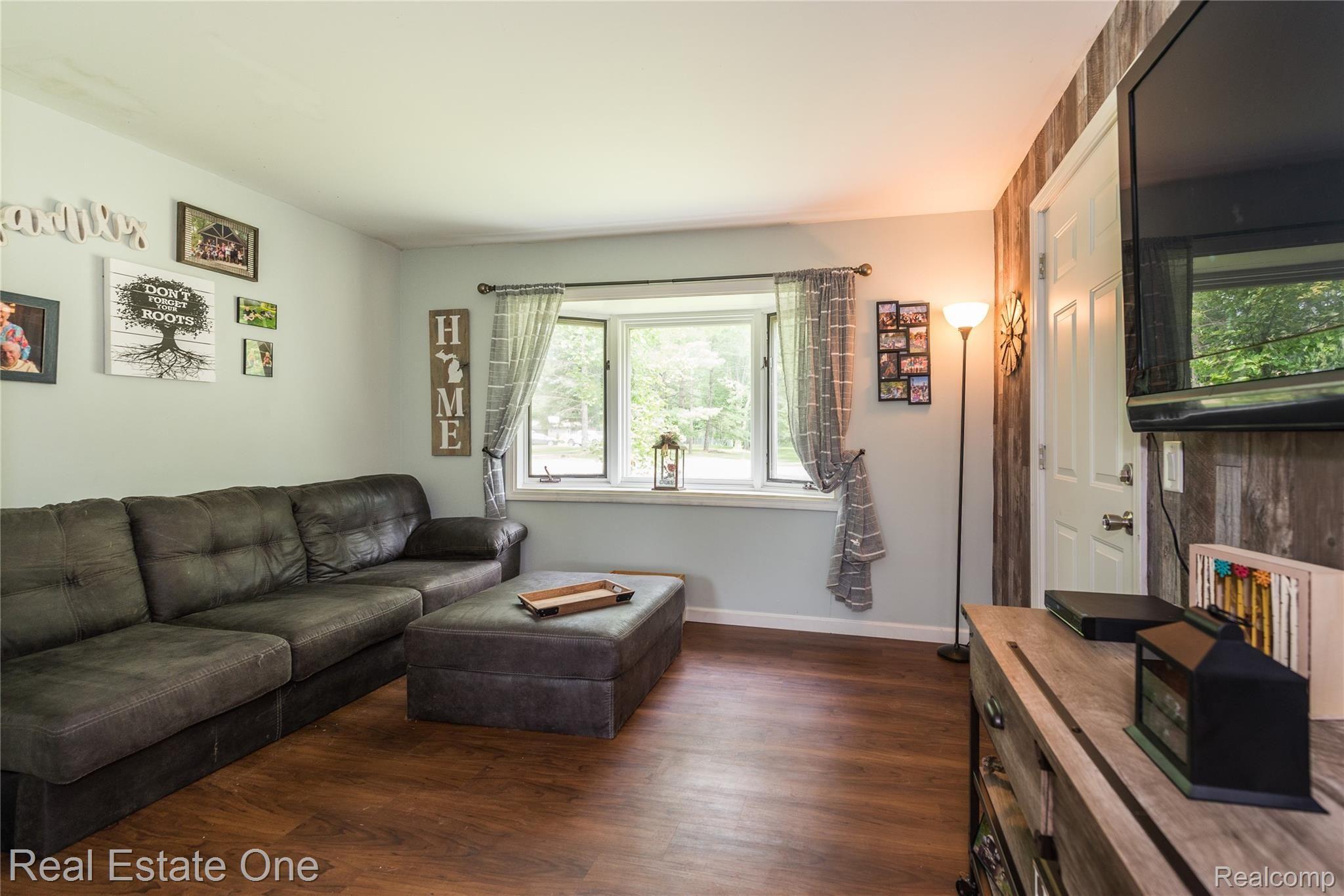 487 Henderson Road Howell, MI 48855 - Photo 5 of 27 Living Room