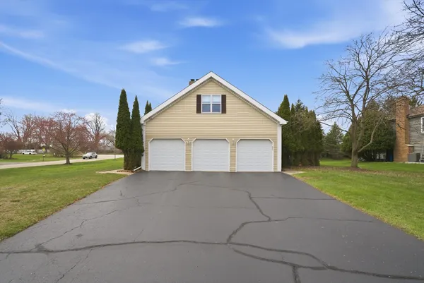 $550,000 | 24 Burning Bush Trail, Crystal Lake, IL 60012