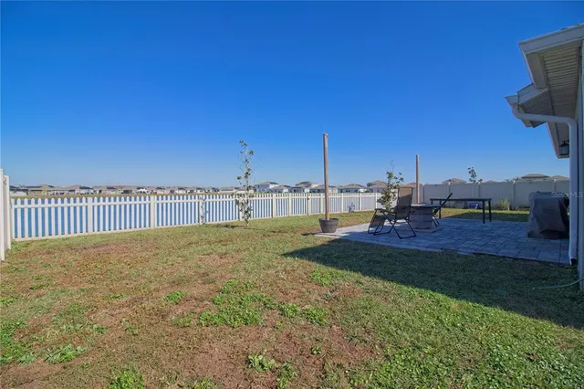 a view of a backyard