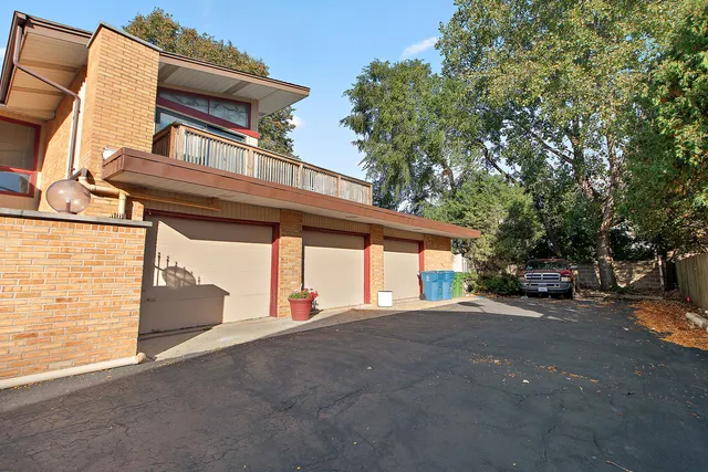 $550,000 | 9317 Kolmar Avenue, Oak Lawn, IL 60453
