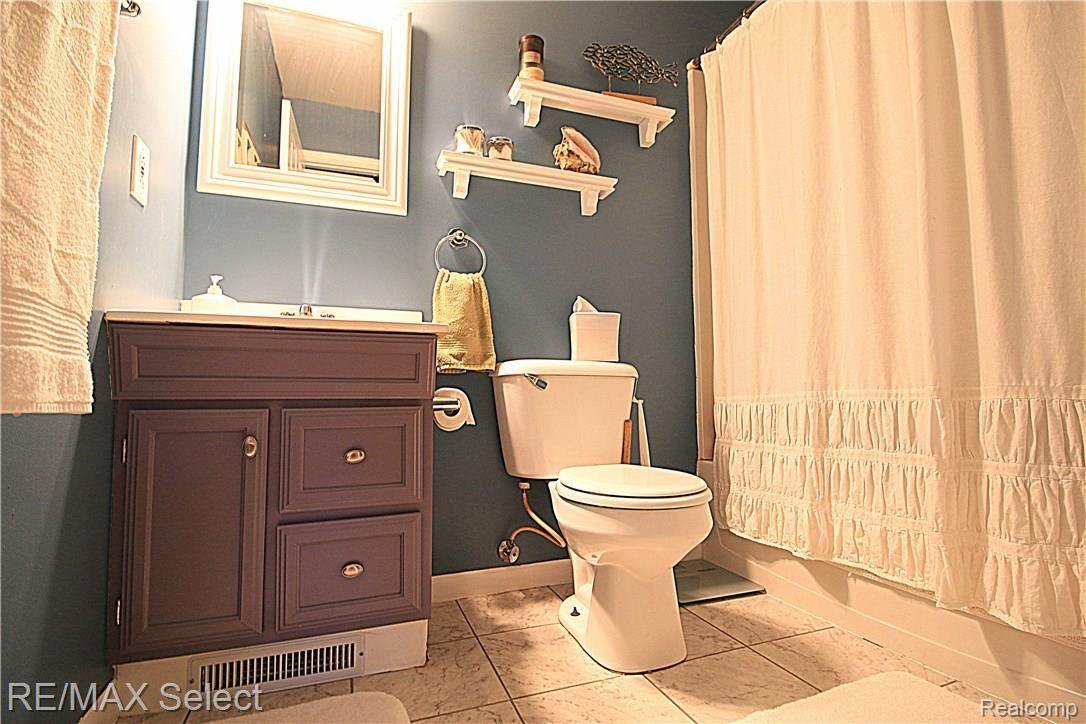 8455 McCandlish Road Grand Blanc, MI 48439 - Photo 16 of 27 21 Bathroom 8455 McCandlish.JPG