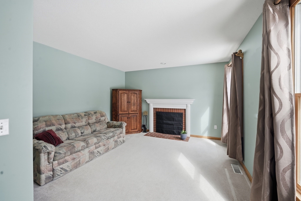 66 Penrose Street West Springfield, MA 01089 - Photo 4 of 31