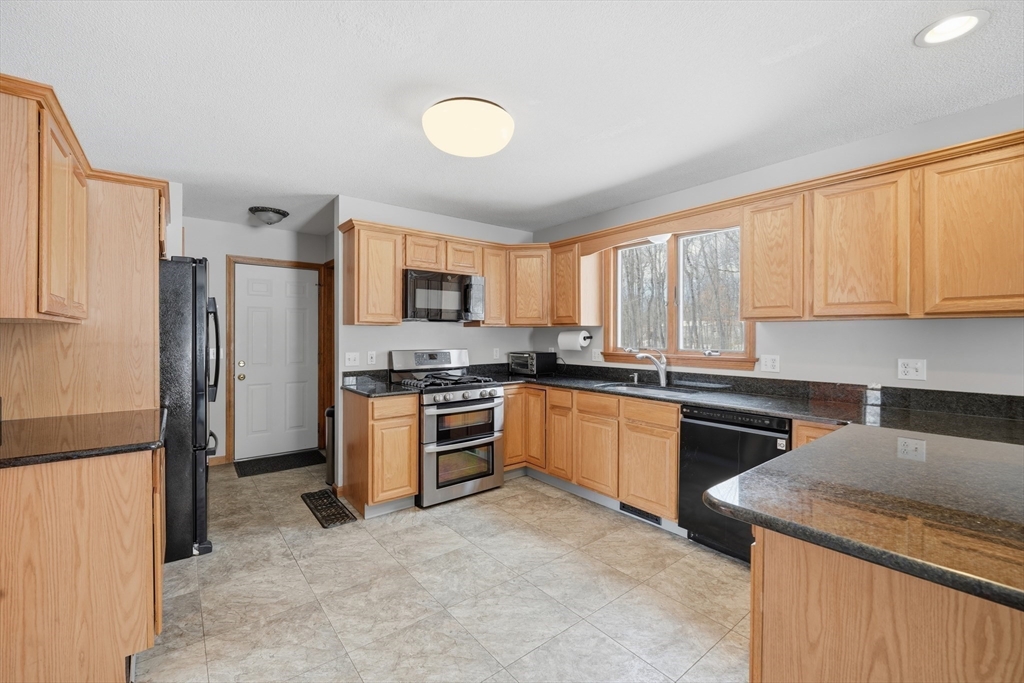 66 Penrose Street West Springfield, MA 01089 - Photo 8 of 31