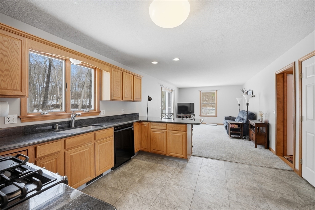 66 Penrose Street West Springfield, MA 01089 - Photo 9 of 31