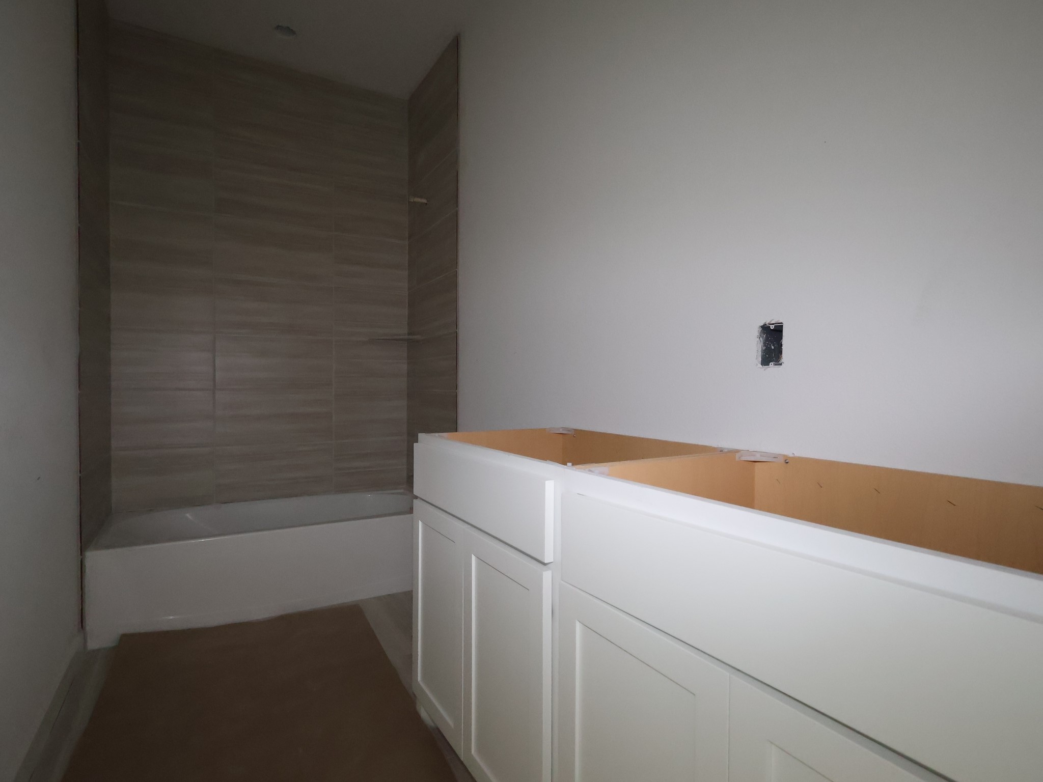 261 Callahan Loop Buda, TX 78610 - Photo 14 of 19 a bathroom with a bathtub
