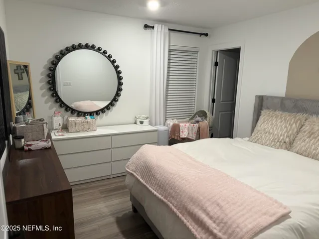 a en suite bathroom with a double vanity sink and a mirror