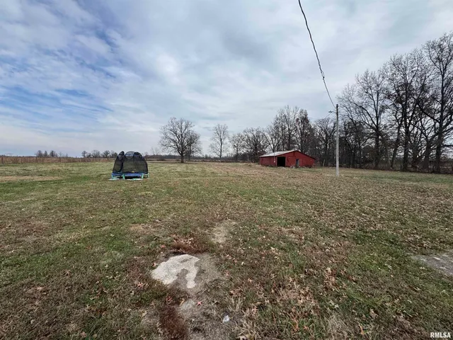 $130,000 | 23392 North Il Highway, Dix, IL 62830