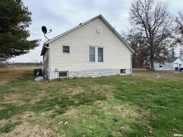 $130,000 | 23392 North Il Highway, Dix, IL 62830