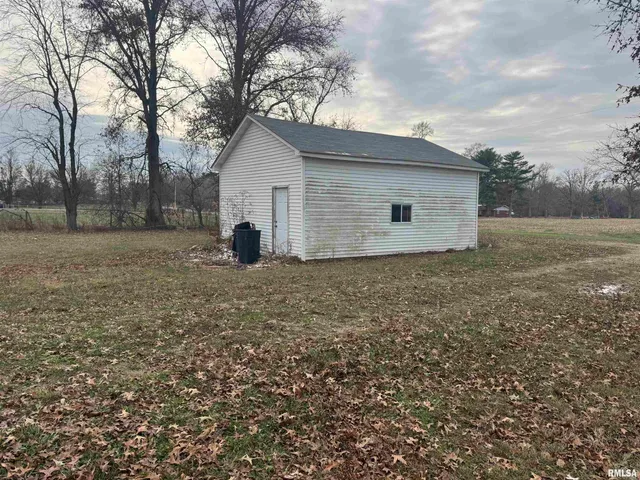 $130,000 | 23392 North Il Highway, Dix, IL 62830