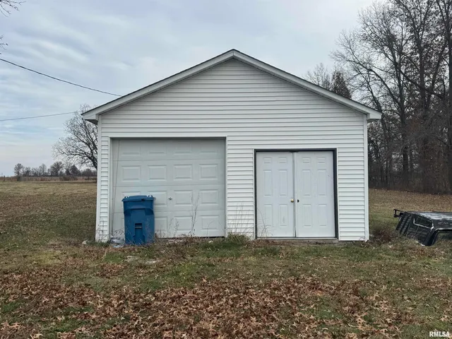 $130,000 | 23392 North Il Highway, Dix, IL 62830