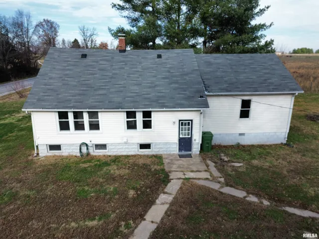 $130,000 | 23392 North Il Highway, Dix, IL 62830