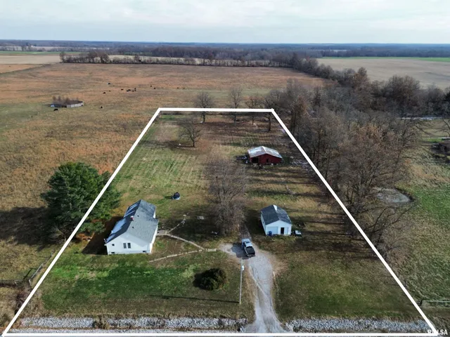 $130,000 | 23392 North Il Highway, Dix, IL 62830