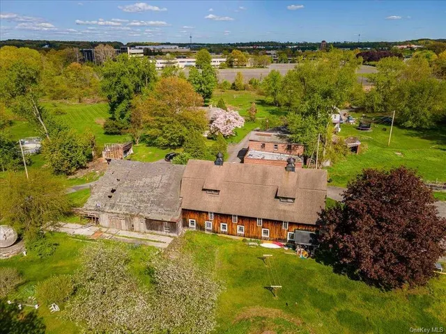 a view of yard with green space