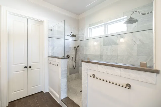 a en suite bathroom with a double vanity sink and mirror