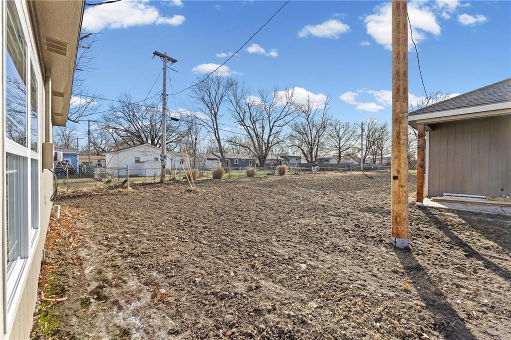 818 West 10th Street Ottawa, KS 66067 - Photo 31 of 37