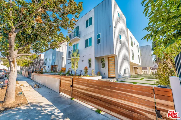 $3,208 | 1238 1/2 North Beachwood Drive, Los Angeles, CA 90038