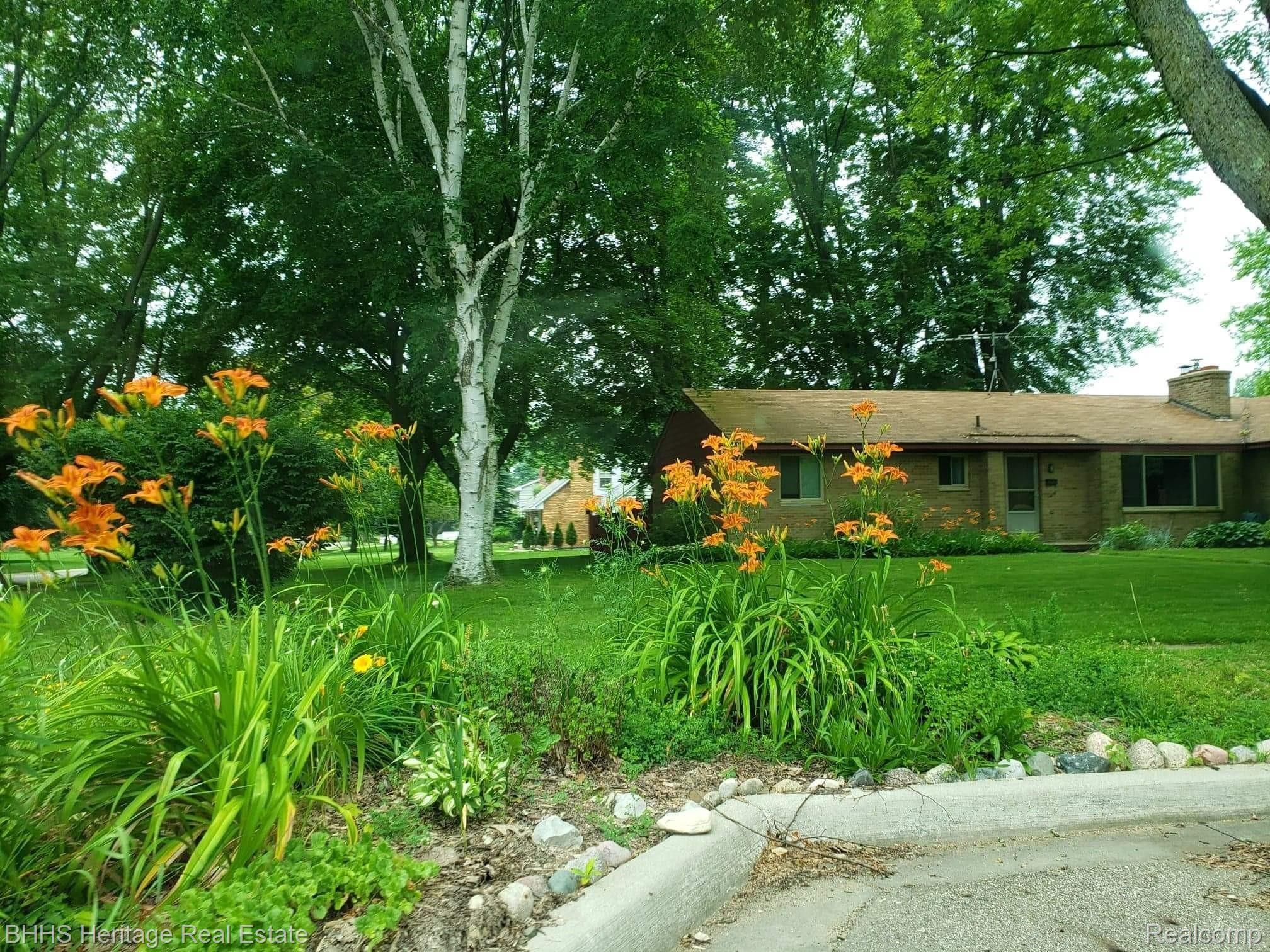 1214 Bower Street Howell, MI 48843 - Photo 4 of 79 received_212571823874734.jpeg