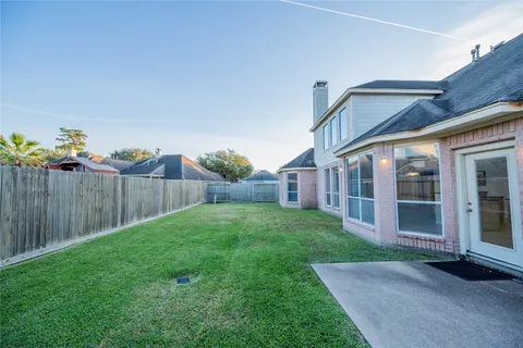 a view of a house with backyard