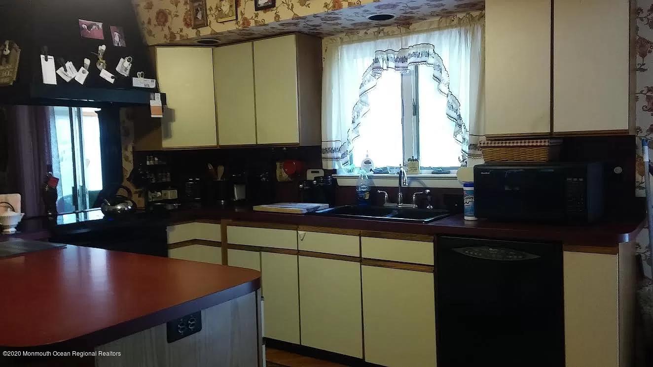 16 Crine Road Colts Neck, NJ 07722 - Photo 4 of 24 Kitchen