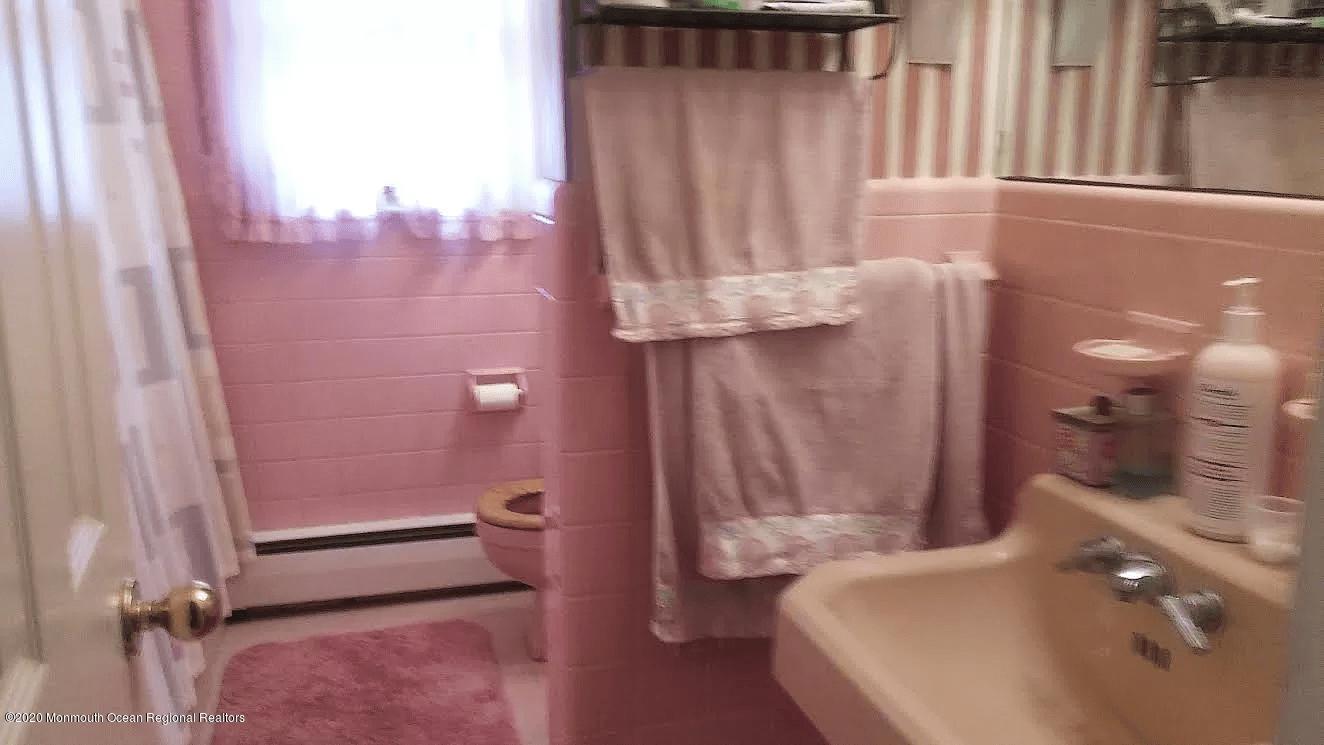 16 Crine Road Colts Neck, NJ 07722 - Photo 8 of 24 Bathroom