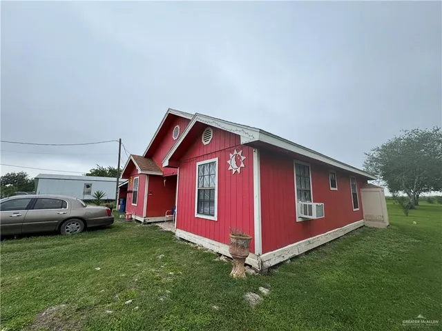 a view of front of a house with a yard