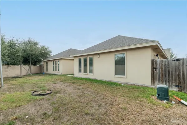 a view of a house with backyard