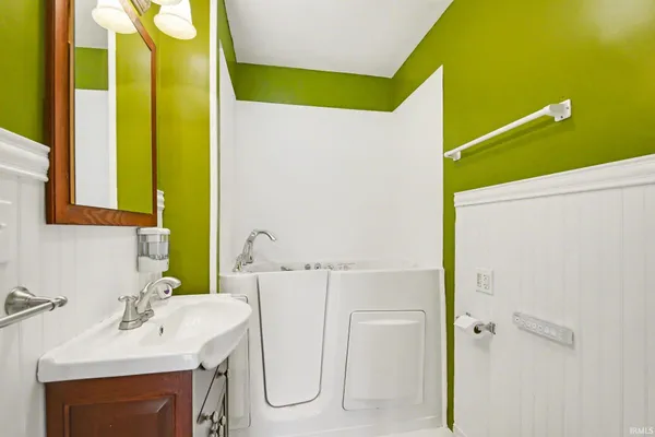 $159,900 | 938 Jackson Boulevard, Rochester, IN 46975