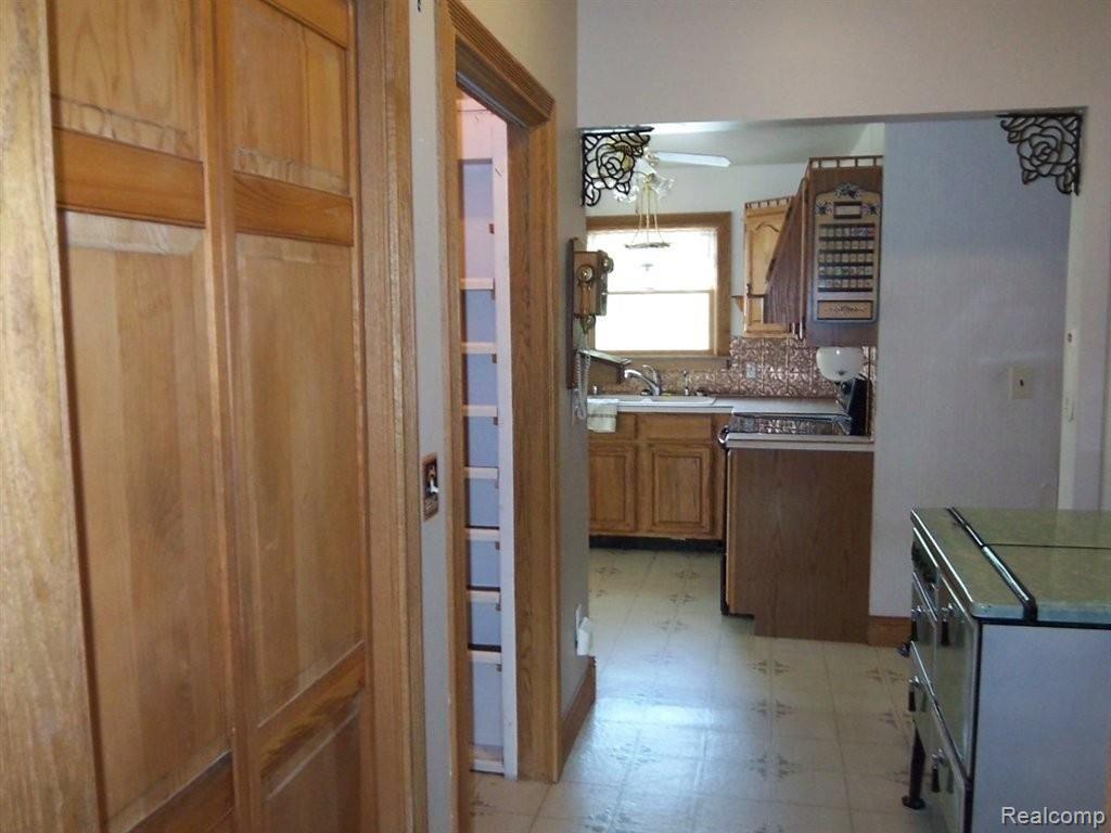 51979 Fairchild Road New Baltimore, MI 48051 - Photo 10 of 21 Butlers Pantry.JPG