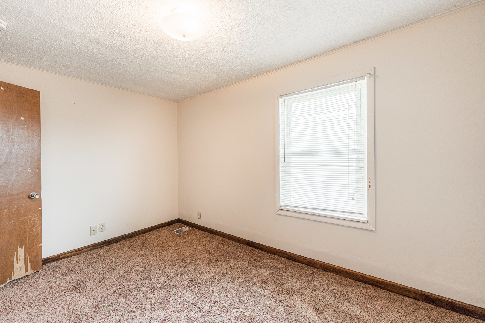 344 Grant Street Sycamore, IL 60178 - Photo 20 of 29 an empty room with a window