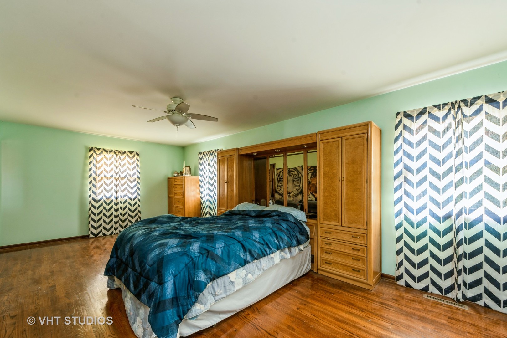18607 McGuire Road Harvard, IL 60033 - Photo 10 of 14 a bedroom with a bed and a window