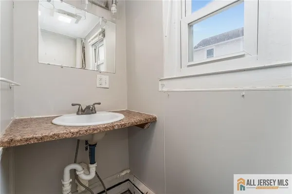 $1,850 | 20 Willow Avenue, Bloomsbury, NJ 08804