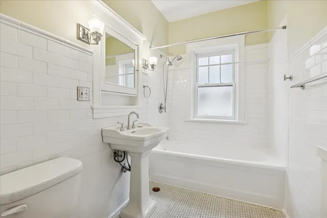 $2,000 | 5902 West Midway Park, Unit 2, Chicago, IL 60644