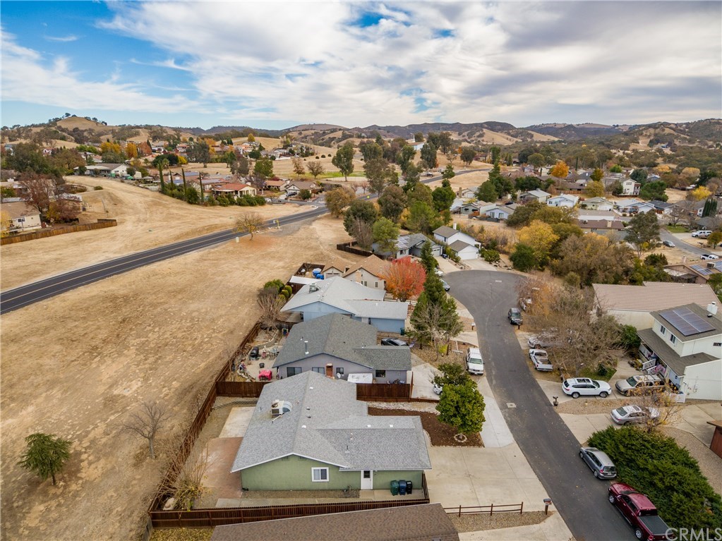 4913 Sparrow Hawk Lane Paso Robles, CA 93446 - Photo 12 of 37 Side view shows front and back yards. The CDS location is also a plus.