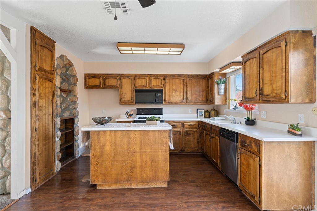 4913 Sparrow Hawk Lane Paso Robles, CA 93446 - Photo 19 of 37 The convenient kitchen has plenty of counter work space and a pantry for storage.
