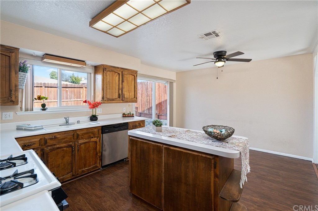 4913 Sparrow Hawk Lane Paso Robles, CA 93446 - Photo 21 of 37 The kitchen has plenty of room for family and guests.