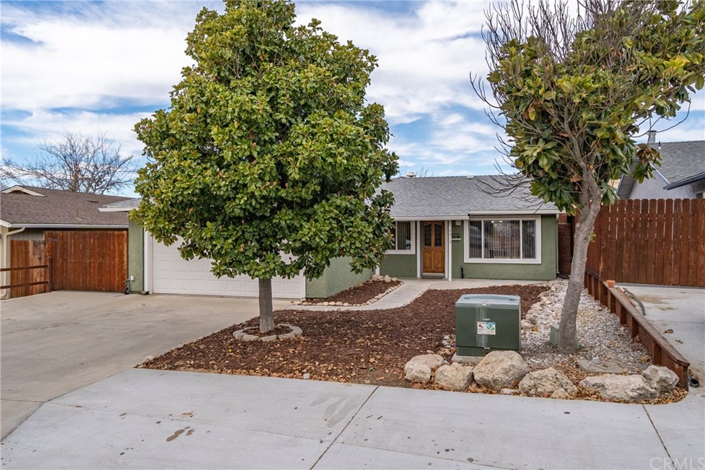 4913 Sparrow Hawk Lane Paso Robles, CA 93446 - Photo 5 of 37 Full view of the front of the house and yard.