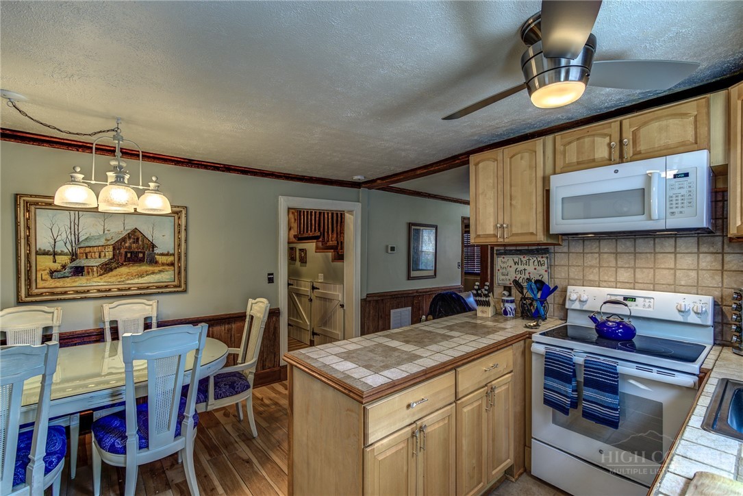 392 Old Danner Road Vilas, NC 28692 - Photo 5 of 23