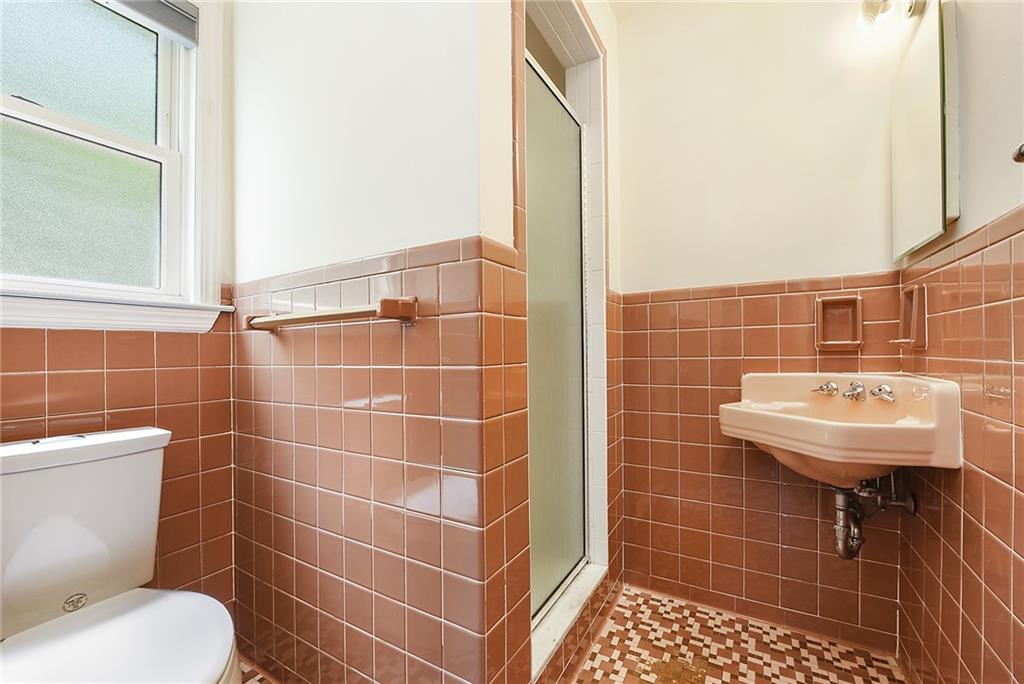 719 Pinetree Road Pittsburgh, PA 15243 - Photo 20 of 35 a bathroom with a sink toilet and a mirror