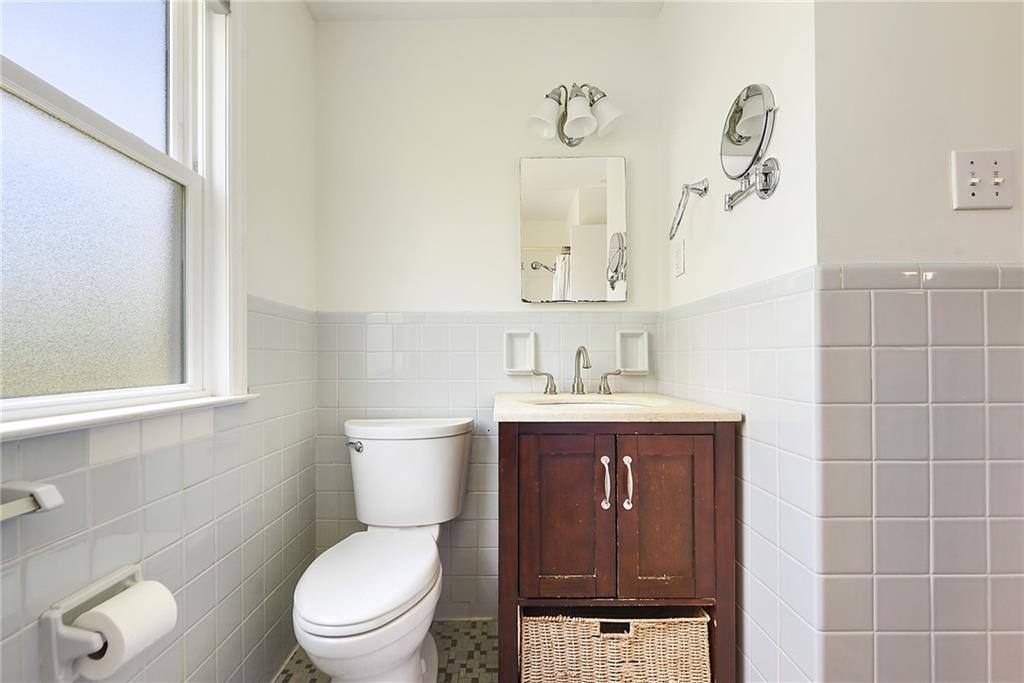 719 Pinetree Road Pittsburgh, PA 15243 - Photo 25 of 35 a bathroom with a toilet a sink and mirror