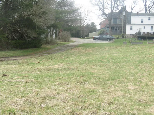 a view of a yard with a fountain