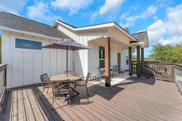 a view of backyard with tree