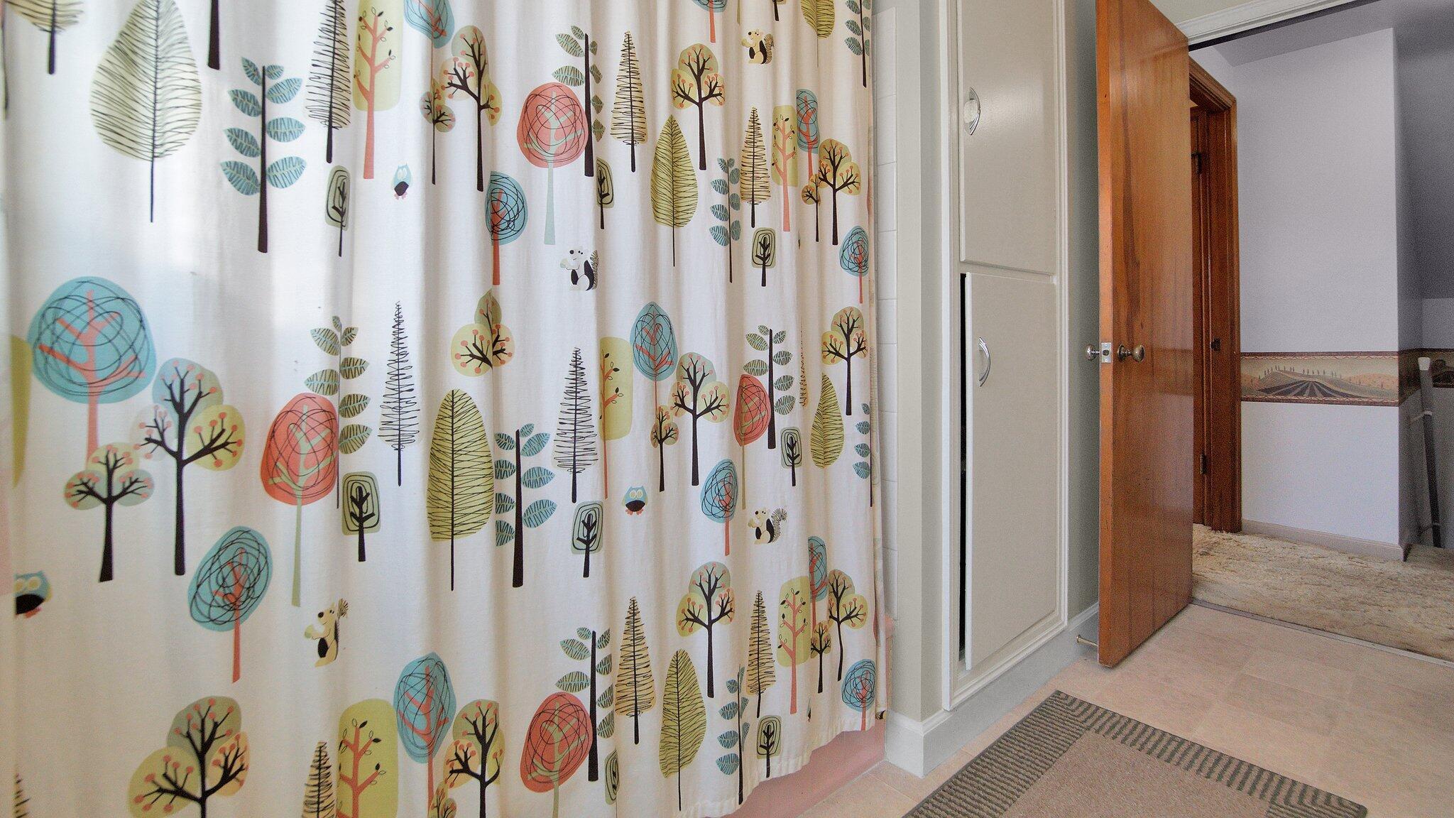 1194 Haddon Road Columbus, OH 43209 - Photo 12 of 33 First floor bathroom