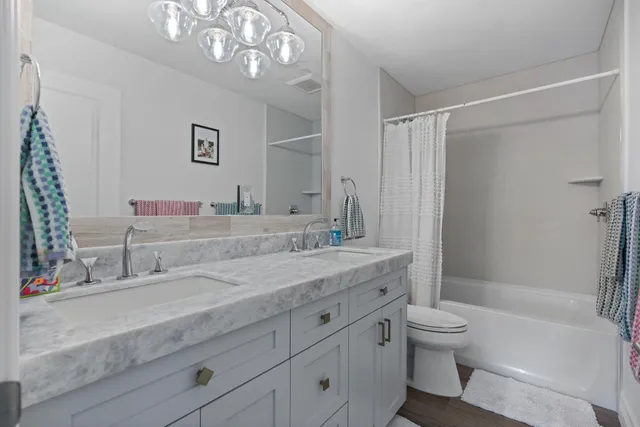 a view of entryway with a yard