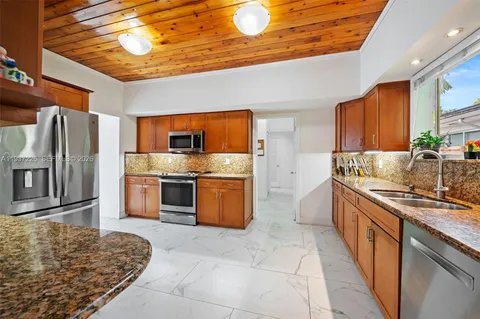 $2,595,000 | 218 Shore Drive South, Miami, FL 33133