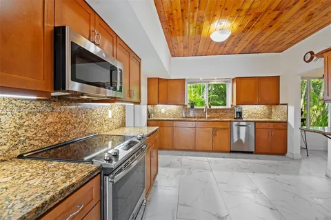 $2,595,000 | 218 Shore Drive South, Miami, FL 33133