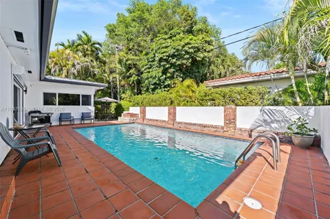 $2,595,000 | 218 Shore Drive South, Miami, FL 33133