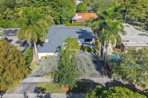 $2,595,000 | 218 Shore Drive South, Miami, FL 33133
