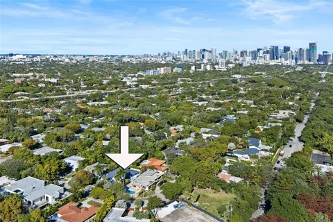 $2,595,000 | 218 Shore Drive South, Miami, FL 33133